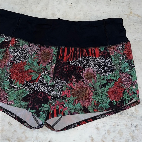 Lululemon Run Times Short II *4" Zen Garden Multi / Black | size 6 - Picture 2 of 9